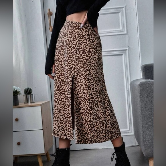 Brand new never worn high rise skirt with slit - Picture 4 of 10